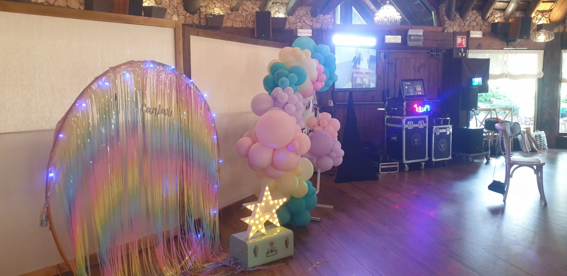 Karaoke montado en un salón de fiestas
